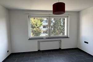 Helle 2 Zimmer Wohnung 62qm, Küche, Balkon und Keller, möbliert  – Friedenstraße 9, 40667 Meerbusch – Vorschaubild 1
