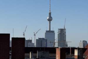 PROVISIONSFREI.. SEHR SCHÖNE, HELLE DACHGESCHOSS-WOHNUNG M. 2 BÄDER U. TERRASSE, LIFT U. WEITBLICK – John-Schehr-Str. 4, 10407 Prenzlauer Berg, Berlin – Vorschaubild 2