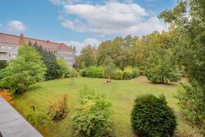 von privat: Charmante 2 Zimmer Altbauwohnung mit verglastem Balkon ins Grüne in Berlin-Tempelhof