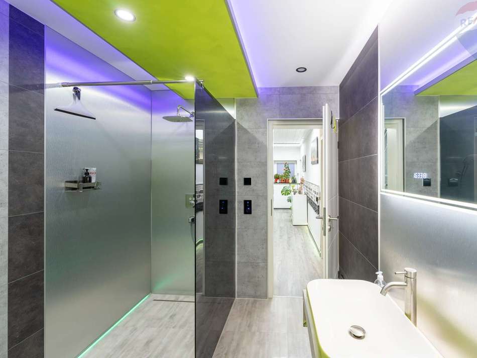Haus hinten Bad