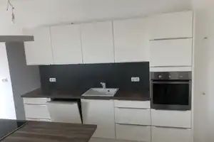 Stilvolle, neuwertige 2-Zimmer-Wohnung mit Balkon und EBK in Berlin – Plönzeile 31, 12459 Berlin – Vorschaubild 3