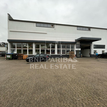 Diverse Hallenflächen auf gepflegtem Gewerbehof