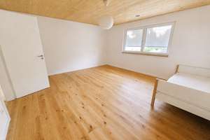 Energiesparend und gesund Wohnen: Neues Holzmassiv-Reihenhaus mit 6 Zimmern in Obermenzing – Bauseweinallee 58f, 81247 Obermenzing, München – Vorschaubild 12