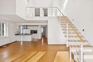 Stilvolle Maisonettewohnung in ruhiger Bestlage – lichtdurchflutet, modern und sofort bezugsbereit – Die vollständige Adresse der Immobilie erhältst du vom Anbieter., 22589 Sülldorf, Hamburg – Vorschaubild 2