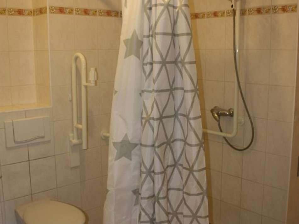 Badezimmer mit Dusche