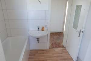 ETW   97 m² , 3 helle Zimmer,  Küche, Bad  mit Fenster  / Fernwärme / an der Fahrradstraße