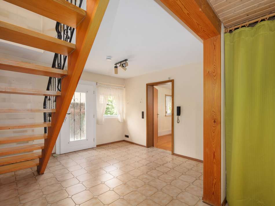 Eingangsbereich mit Treppe EG
