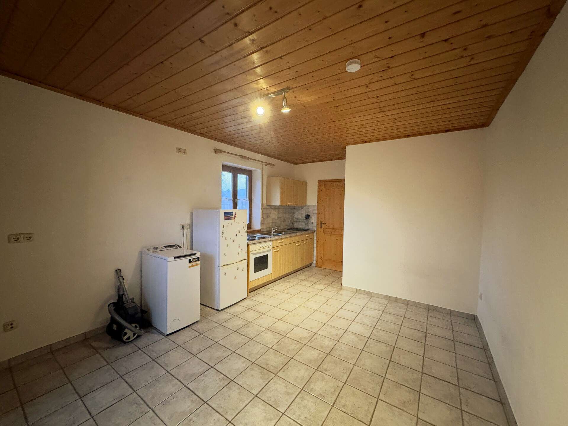 Immobilie in Bayerbach b. Ergoldsbach - Wohnhaus mit Weitblick & Freiraum – vielseitiges Anwesen mit Tierhaltung und zwei Einliegerwohnungen - Bild 12