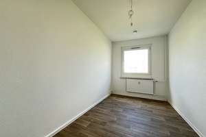 Gepflegte Wohnung mit Balkon, grünem Innenhof und Spielplatz für Familien – Dr.-Salvador-Allende-Straße 250, 9119 Kappel, Chemnitz – Vorschaubild 3