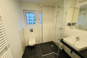 Schlichtes aber modernes Design der Möblierung in der 1-Zimmerwohnung in Treptow – Otto-Franke-Straße 45, 12489 Adlershof, Berlin – Vorschaubild 3