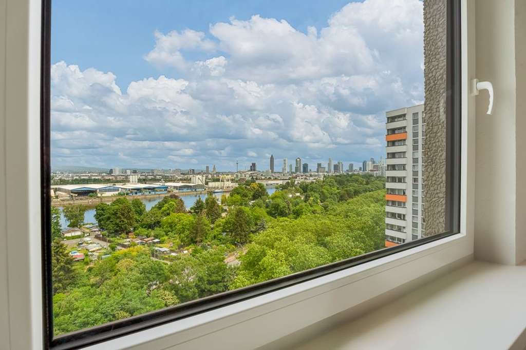 Frankfurt-Niederrad: Renovierte 3-Zimmer-Wohnung mit schönem Ausblick