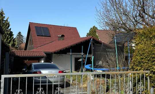 Kompaktes Einfamilienhaus mit Anbau, großer Garage und überdachter Terrasse in Metzingen