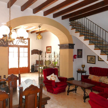SPEKTAKULÄRES MALLORKANISCHES HAUS MIT GARTEN UND GARAGE IM ZENTRUM DER INSEL MALLORCA