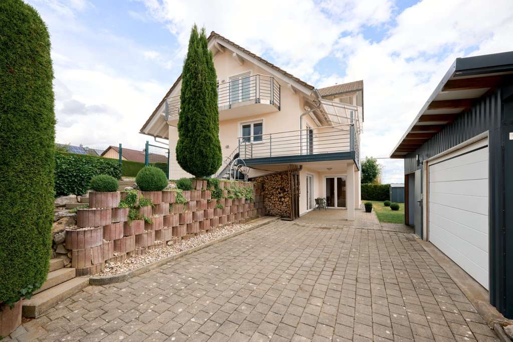 Immobilie in Inzigkofen - Traumhafte Hanglage – Zweifamilienhaus mit Panorama in Inzigkofen - Bild 1