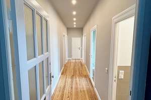 mehr geht nicht: hochwertig sanierter Altbau mit 3,60 m Decken, Dielen, Balkon & Einbauküche