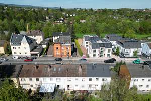 Ein Zuhause (freigestellt) für die ganze Familie - Frisch renoviertes Raumwunder mit Koiteich – Erich-Ollenhauer-Straße 166, 65199 Dotzheim, Wiesbaden – Vorschaubild 2