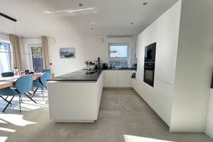 Exklusive Doppelhaushälfte von 2022 | KfW 55 | 5 Zimmer | Luxusausstattung | Ca.160 m2 | Südterrasse – Die vollständige Adresse der Immobilie erhältst du vom Anbieter., 86169 Firnhaberau, Augsburg – Vorschaubild 2