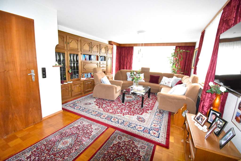 Immobilie in Bad Liebenzell - **Wohnen auf der Sonnenseite**Großzügiges Einfamilienhaus mit Einliegerwohnung in Waldrandlage** - Bild 1