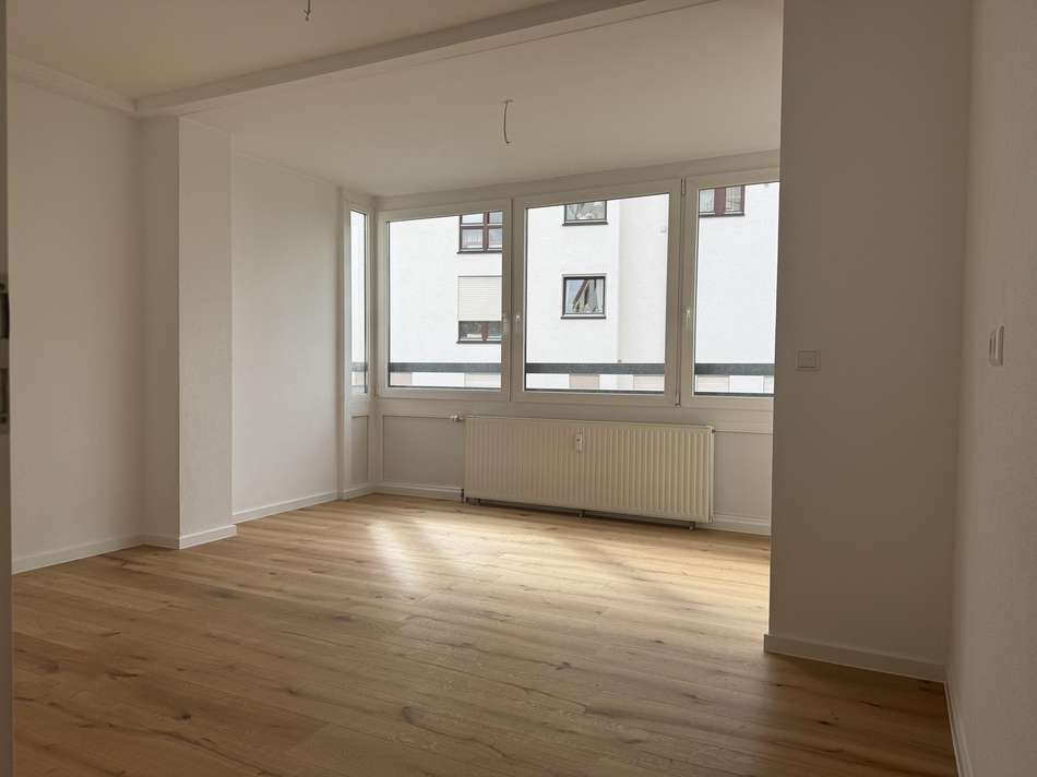 Büro / Schlafzimmer mit Loggia