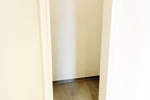 Neues Familien-Zuhause! Modernisierte 4 Zimmer mit Umlaufbalkon, 2 neue Bäder, Aufzug – Krohstraße 4, 50968 Bayenthal, Köln – Vorschaubild 10