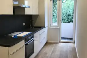 **Sanierte, exklusive 3-Zimmer-Wohnung mit Einbauküche und Balkon** – Fenskestraße 20, 30165 Hannover – Vorschaubild 1