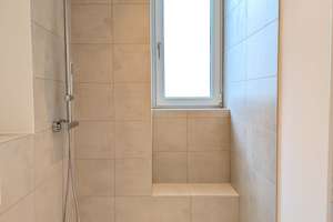 Perfekte Mischung aus ruhigem Innenhof und Blick ins Grüne | Kernsanierte 2,5-Zimmer-Loggia-Wohnung – 40239 Düsseltal, Düsseldorf – Vorschaubild 9