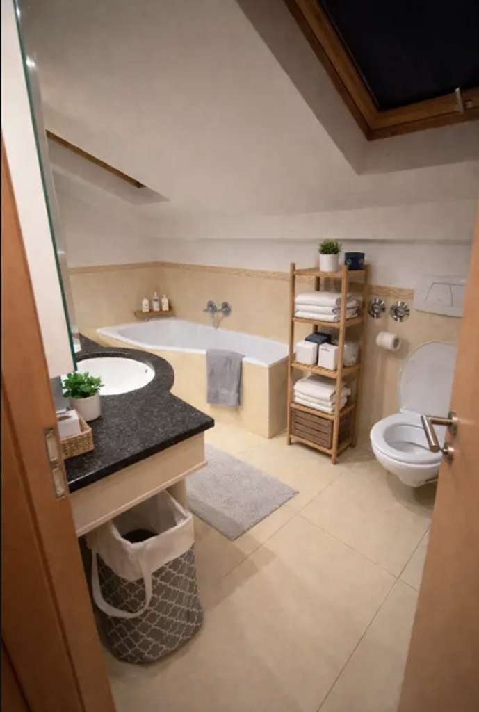 Immobilie in Garmisch-Partenkirchen - Gelgenheit in Garmisch, komplettes DG mit 2 Balkonen - Erbpacht - Gelegenheit ! - Bild 4