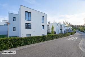 2-Familienhaus nebst Garage und Gartenteich