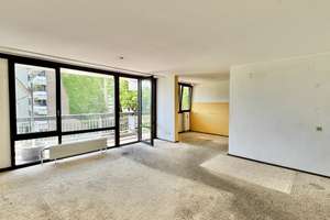 Renovierungsbedürftige 4-Zimmer-Wohnung im 3. OG mit 2 Balkonen und Garage in Köln-Weiden