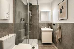 Erstbezug nach hochwertiger Sanierung - Apartment in Oberkassel mit EBK, Loggia & direkter Rheinnähe – Die vollständige Adresse der Immobilie erhältst du vom Anbieter., 40545 Oberkassel, Düsseldorf – Vorschaubild 7