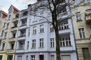 Attraktive und Geräumige 2 Zimmer Altbauwohnung im Vorderhaus mit großer Wohnküche in zentraler Lage