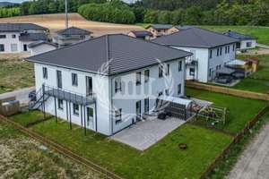 4,2 % Rendite: Neubau-Vierfamilienhaus als Renditeobjekt in Kirchroth - KfW 55 & Wärmepumpe