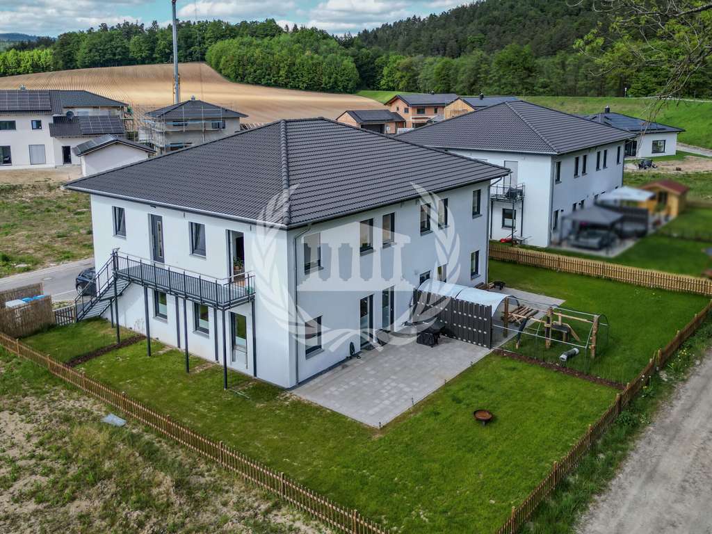 Immobilie in Kirchroth - 4,2 % Rendite: Neubau-Vierfamilienhaus als Renditeobjekt in Kirchroth - KfW 55 & Wärmepumpe - Bild 0