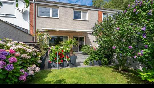 Bild von Mehr Raum, mehr Ruhe, mehr Zuhause: Stilvolles Reihenhaus mit Gartenidylle