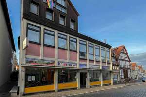 Renditeobjekt in Lauterbach – Zweifamilienhaus mit Gewerbeeinheit und Büroflächen in zentraler Lage – Die vollständige Adresse der Immobilie erhältst du vom Anbieter., 36341 Lauterbach (Hessen) – Vorschaubild 1