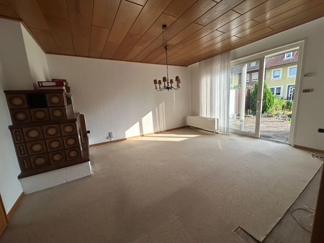 Gemütliches Reihenendhaus mit XL-Dachterrasse, Terrasse, Garten und zwei Garagen – Wohnzimmer