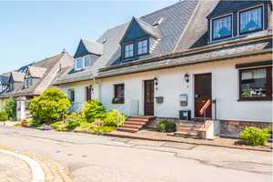 +++Familienfreundliches Haus mit 2 Bädern, Garten und vielseitigem Raumkonzept auf drei Etagen+++ – Ostheim 8, 9127 Chemnitz – Vorschaubild 2