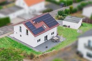 Modernes Familienglück: Energiesparhaus in neuwertigem Zustand – Die vollständige Adresse der Immobilie erhältst du vom Anbieter., 67816 Dreisen – Vorschaubild 1