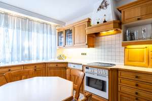 Provisionsfrei – Exklusives Einfamilienhaus mit privatem Poolhaus in Toplage Neuried – Die vollständige Adresse der Immobilie erhältst du vom Anbieter., 82061 Neuried – Vorschaubild 2