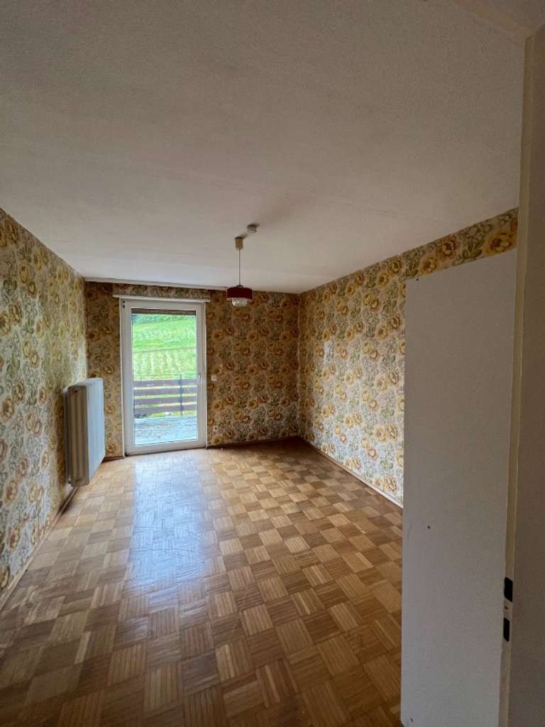 Immobilie in Otterbach - Seltene Gelegenheit in Otterbach: Freistehendes Wohnhaus aus den 40er Jahren mit Ausbaupotenzial - Bild 3