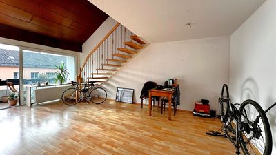 Traumhaft helle Galeriewohnung mit schönem Balkon, Einbauküche & Tiefgaragenstellplatz