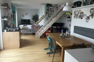 Von privat: Geräumige 3-Zimmer-Wohnung mit Dachterrasse und sonnigem Balkon