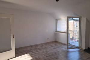 Geräumige Dachgeschosswohnung mit eigenem Balkon und Einbauküche – ideal auch für eine WG
