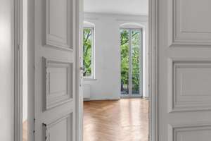 Exklusive Altbauwohnung mit Kamin, Fischgrätparkett und Südbalkon – Die vollständige Adresse der Immobilie erhältst du vom Anbieter., 10247 Friedrichshain, Berlin – Vorschaubild 1