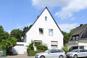 Viel Platz für die ganze Familie:
 Freistehendes Einfamilienhaus mit Einliegerwohnung und Garage