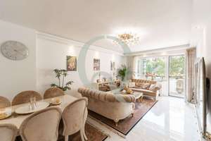 Luxuriös sanierte Wohnung mit Balkon + Bonuszimmer