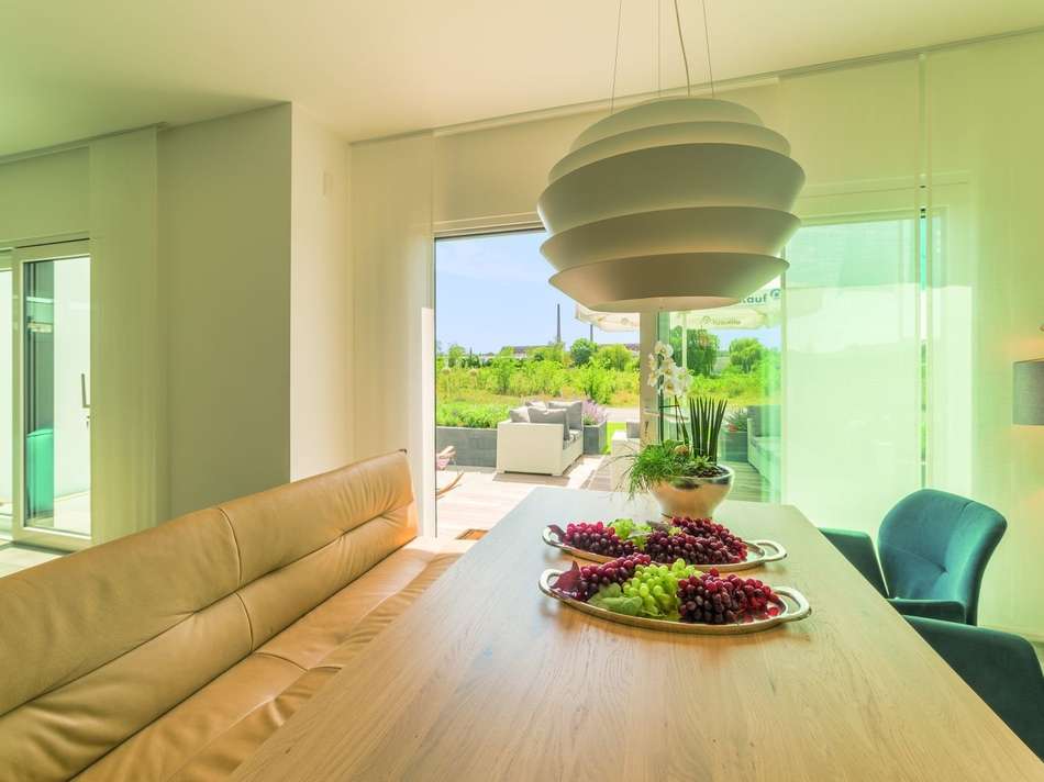 Lichtdurchflutetes Esszimmer