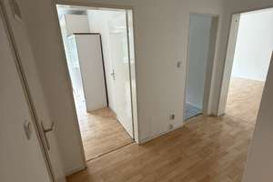 Frisch renovierte 2-Zimmer-Wohnung mit Süd-Balkon, Einbauküche und Tiefgaragenstellplatz in Obergies – Werinherstrasse 69, 81541 Obergiesing, München – Vorschaubild 4