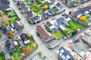 **Wohnen & Arbeiten unter einem Dach: 2 Wohneinheiten + Ladenlokal + 3 Garagen + Ausbaureserve** – Die vollständige Adresse der Immobilie erhältst du vom Anbieter., 50181 Bedburg – Vorschaubild 46
