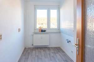 3-Raum-Wohnung mit Tageslichtbad in begrünter Wohnlage – Helbersdorfer Str. 8c, 9120 Helbersdorf, Chemnitz – Vorschaubild 2
